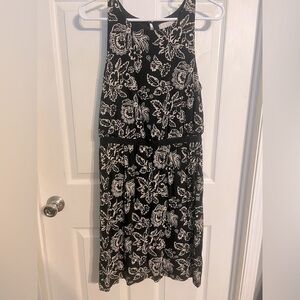 Ann Taylor Loft size Medium black and white floral easy care pullover dress.